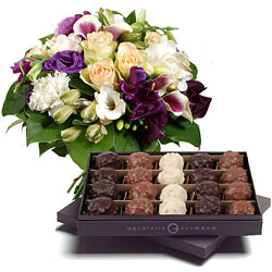 Boite de rochers et bouquet de fleurs
