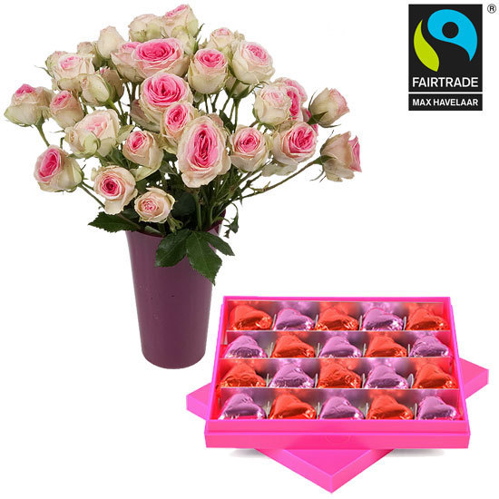 Roze doos met praline hartjes en rozenboeket