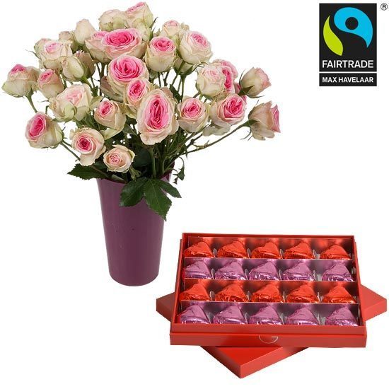 Rote Schachtel mit Schokoladenherzen und ein Rosenstrauß