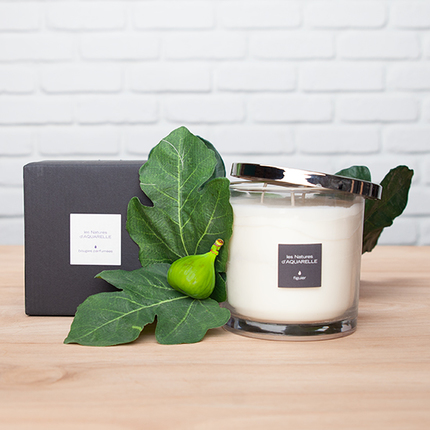 A 690g scented candle