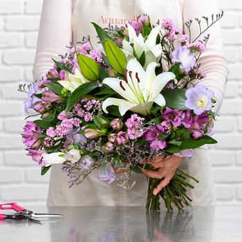 Bouquet Astro Vierge Lys blancs et fleurs mauves Aquarelle