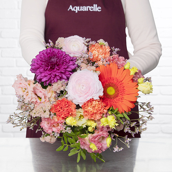 Bouquet de fleurs de saison coloré renoncules gerbera Aquarelle