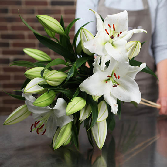 Bouquet de lys blancs parfumés - Livraison express de fleurs fraîches