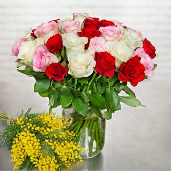 Bouquet de roses d’Éthiopie mimosa Roses responsables et fleurs du Sud