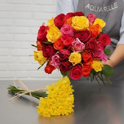 Bouquet de roses Arlequin et 20 jonquilles offertes