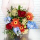 Bouquet Éclat de Saison Pivoines rouges, gerberas et delphinium | Livraison fleurs
