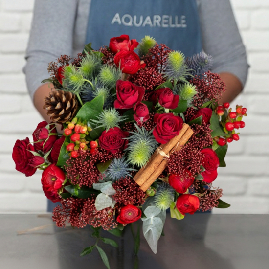 Bouquet Joyeux Noël – Roses, renoncules et éléments naturels rouges et bleus – Aquarelle