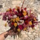 Bouquet Solito, fleurs séchées avec setera orange, helichrysum rose, statice abricot, marcela rose et lona jaune, décoration lumineuse et naturelle.