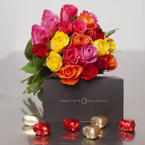 Bouquet de roses colorées et ballotin de chocolats - Livraison