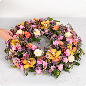 Couronne de fleurs pour deuil tendrement