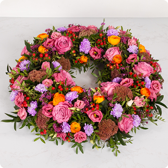 Couronne de fleurs pour deuil amitiés sincères avec roses et renoncules 2