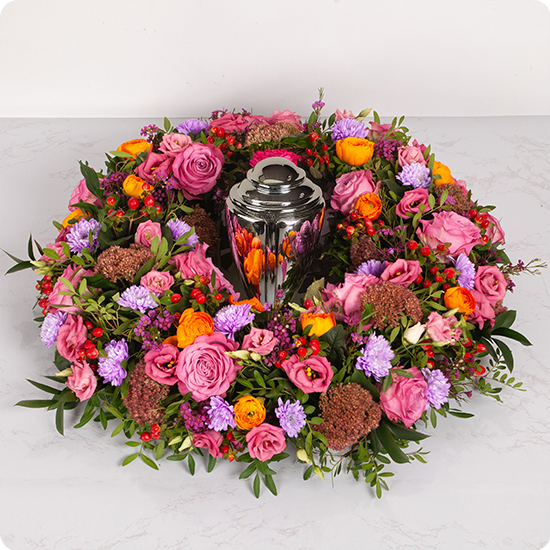 Crown of flowers for mourning sincere friendships with roses and ranunculus 3