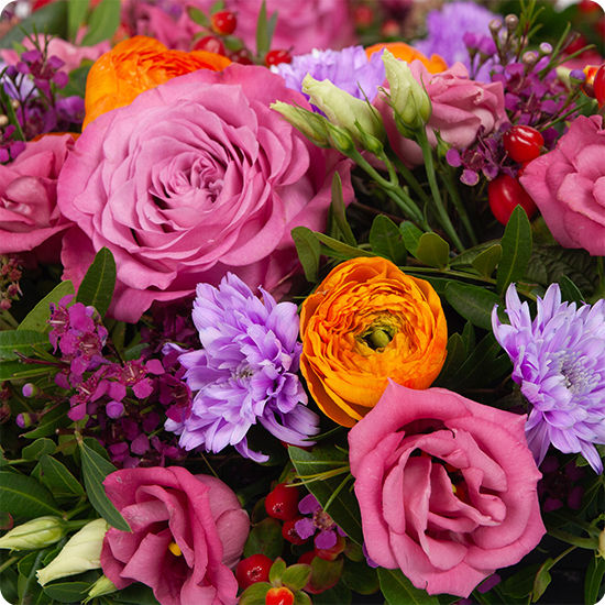 Couronne de fleurs pour deuil amitiés sincères avec roses et renoncules 4