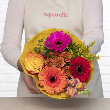 Petit bouquet du marché dans les ton orange avec ose et gerbera