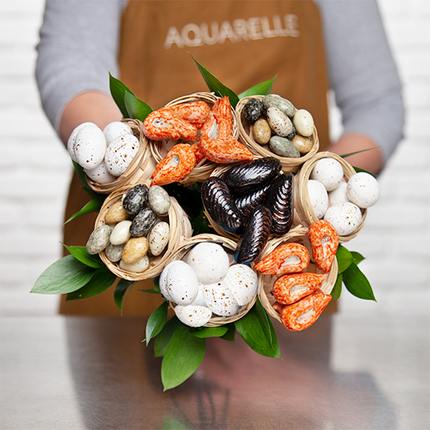 Rediscover all the gourmet pleasures of your childhood in this unusual bouquet of sweets signed Aquarelle. Lollipops, marshmallows and sour candies await you!