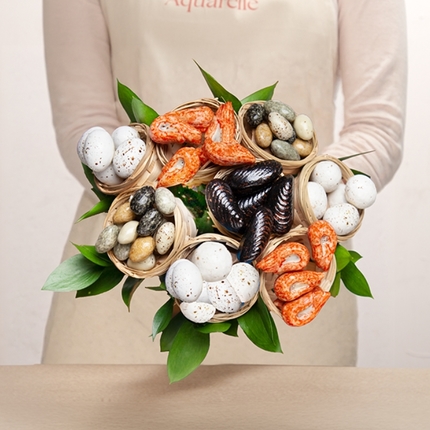 Rediscover all the gourmet pleasures of your childhood in this unusual bouquet of sweets signed Aquarelle. Lollipops, marshmallows and sour candies await you!