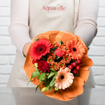 Petit bouquet du marché dans les ton orange avec ose et gerbera