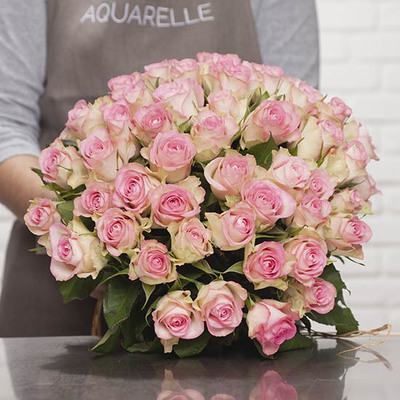 Florilège de couleurs pour ce merveilleux bouquet multicolore de roses jaunes, oranges, rouges et roses.Un bouquet incontournable à offrir en toute occasion !