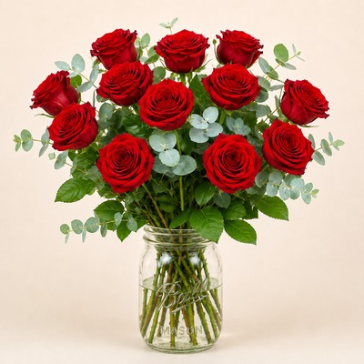 12 Rosas rojas con eucalipto y jarrón
