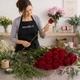 12 Rosas rojas con eucalipto y jarrón 2