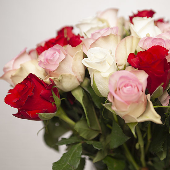 Ramo de rosas fresa y nata 2