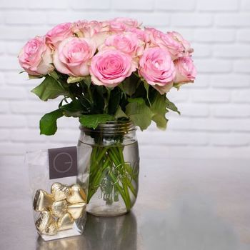  Boeket roze rozen & chocoladehart – Grootmoederdag