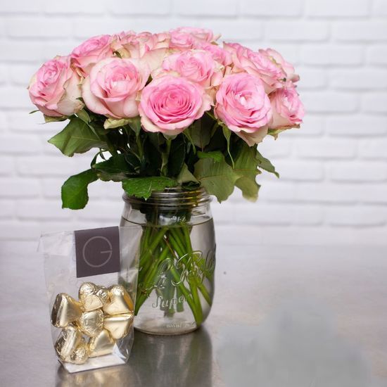  Boeket roze rozen & chocoladehart – Grootmoederdag