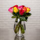 20 roses, a vase, 16 rochers 