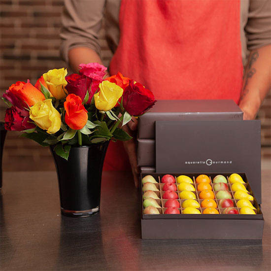 Fruits en pâte d'amande + 15 roses et un vase