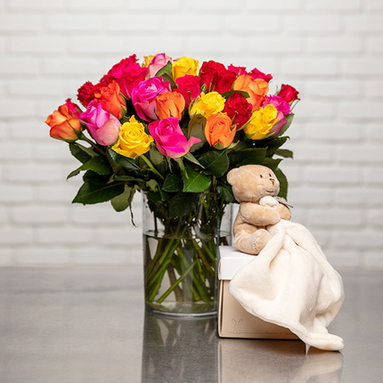 Meerkleurige rozen en een teddybeer