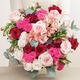 Blumenstrauß aus roten und rosafarbenen Rosen mit Alstroemerien und Eukalyptus – Blumenlieferung in Deutschland