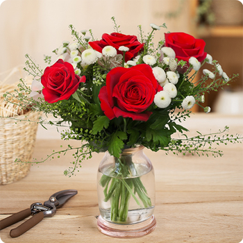 Send the Red Roses Detail for Home Delivery in Spain