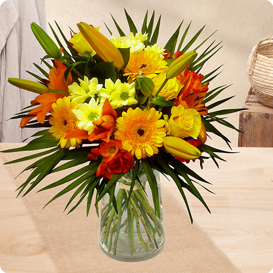 Le Bouquet Fête Fleurie est une composition joyeuse aux tons jaunes et orangés. Offrez de la lumière avec une livraison rapide par un artisan 123fleurs.