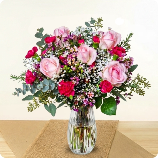 Réalisé par un artisan fleuriste avec des fleurs fraîches et de saison, il est disponible en livraison rapide partout en France, même le jour même.
